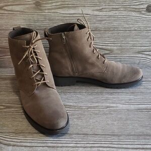 Munro Fennley 10 Narrow gray soft suede lace up woman boots